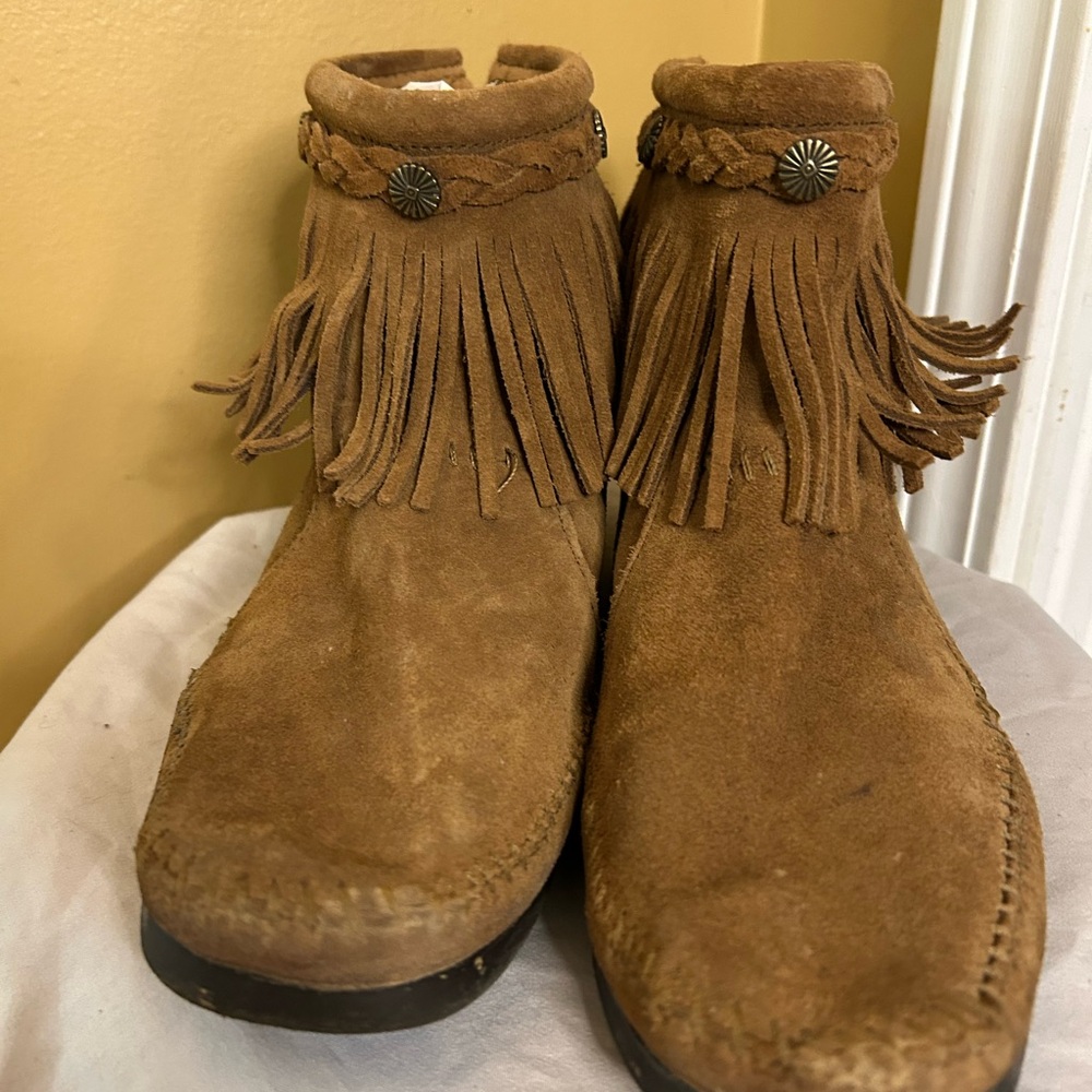 Minnetonka Tan Suede Fringe Boots